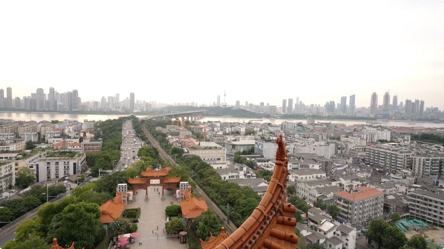 图7：登上黄鹤楼顶.jpeg